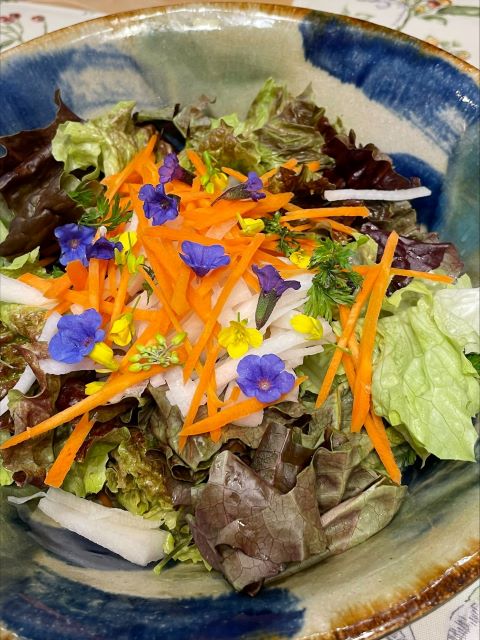 ラングワートと菜の花をちらしたサラダ