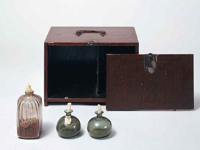 徳川家康公が御自分で調合したと伝わる薬が入ったまま残されている重要文化財「びいどろ薬壺」