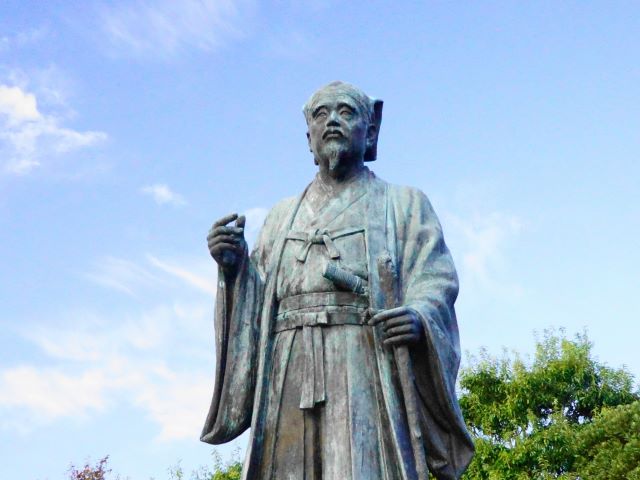 千波湖にある徳川光圀の銅像