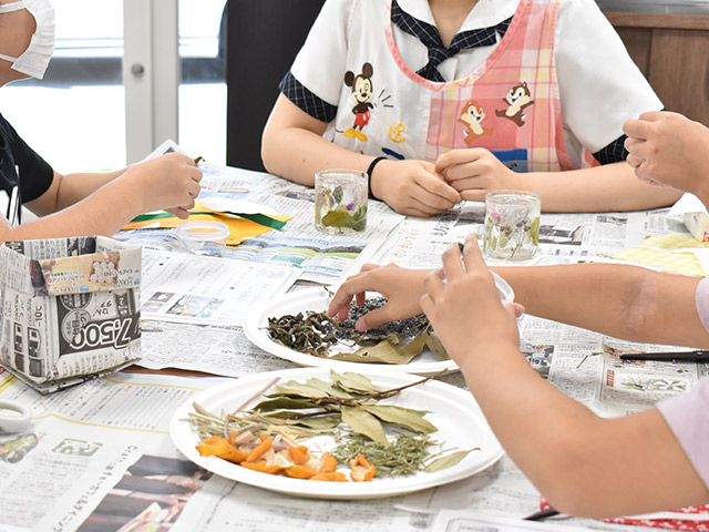 サシェを作る小学生たち