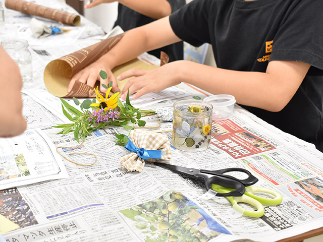 タッジーマッジーを作る小学生