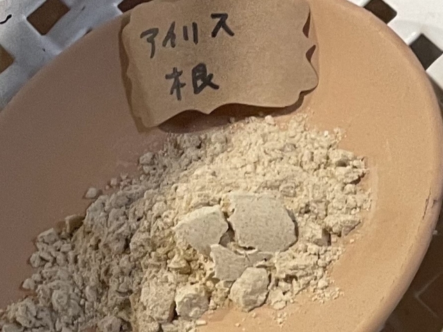 イリスの根茎を粉状にしたもの