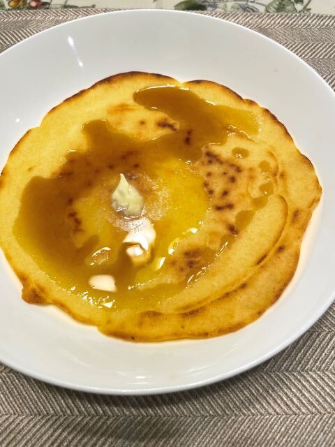 米粉のホットケーキにメイプルシロップをかけて