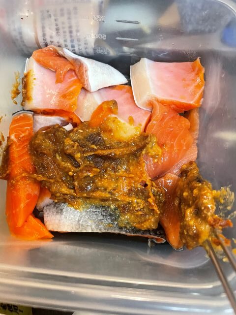 メイプルシロップを入れた調味料に漬け込んでから焼きます