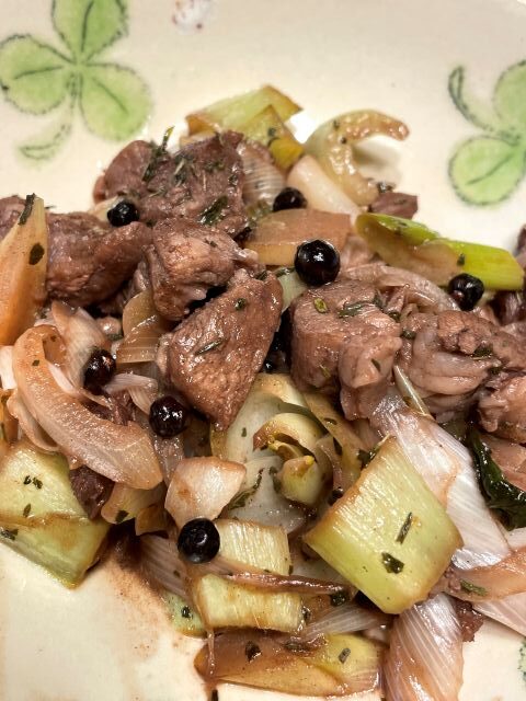 ラム肉とジュニパーの炒め煮