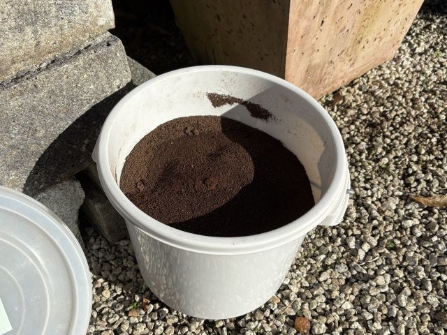 バケツ一杯たまったコーヒーかす