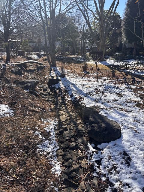 雪が残るハーブガーデン